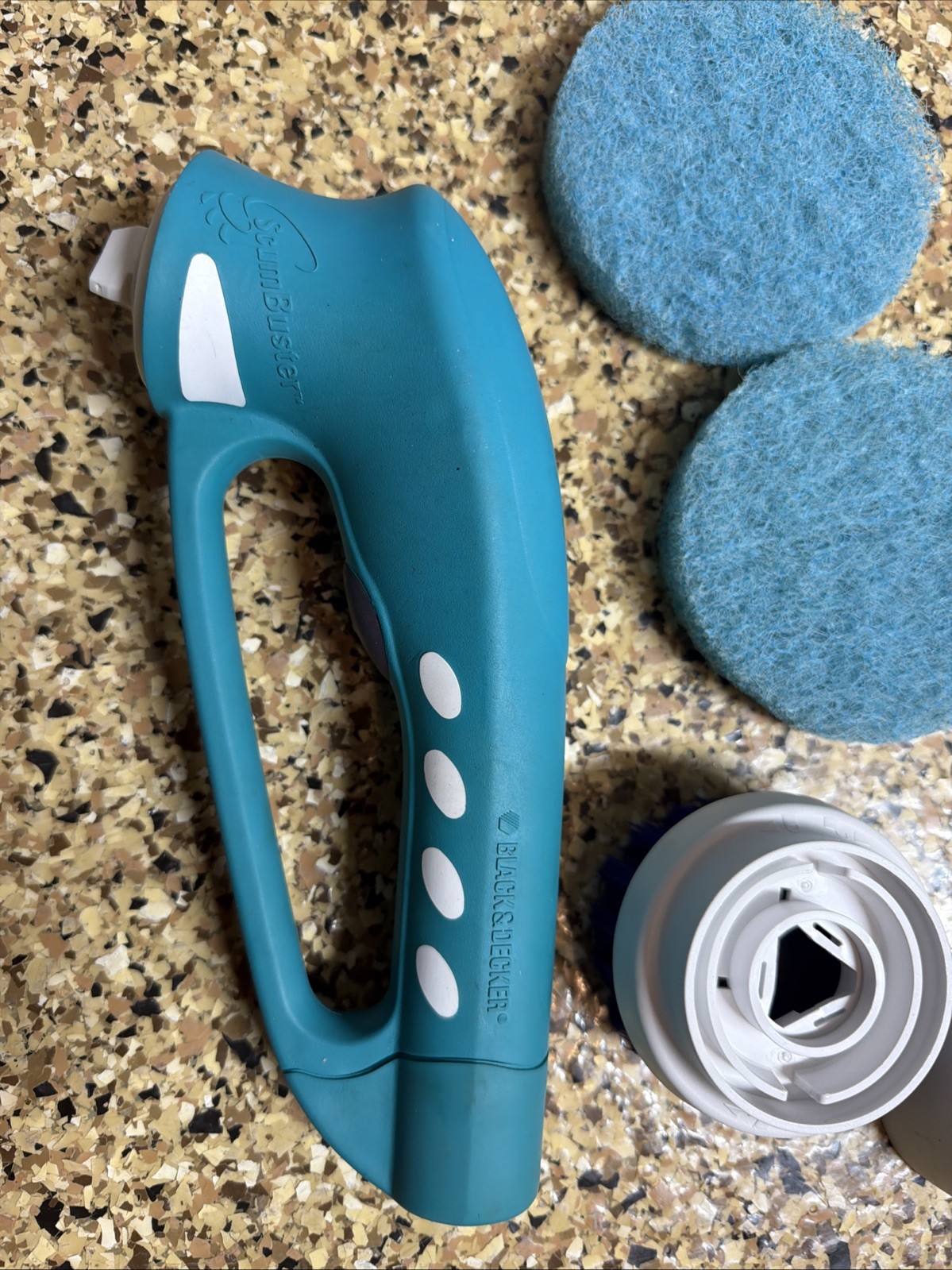 Black & Decker Scumbuster w/ Attachments – NO BATTERY (F1)