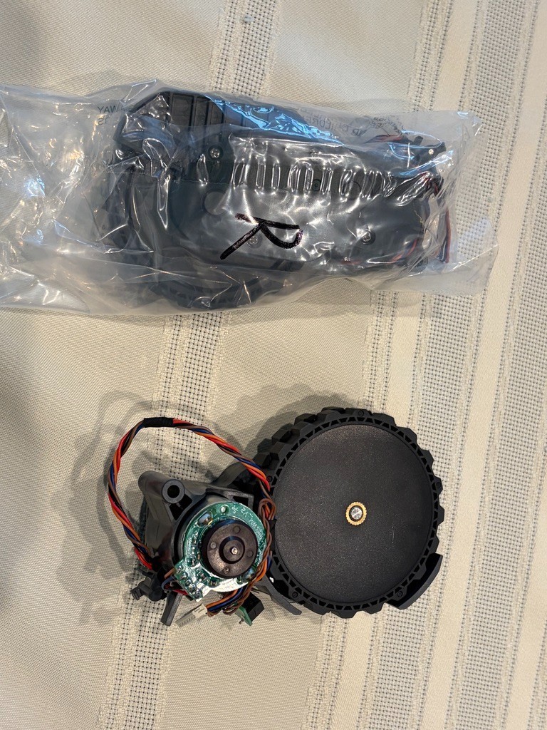 ROBOROCK Replacement Wheels (L & R) for some Q5, Q7, S7, Q Revo models.