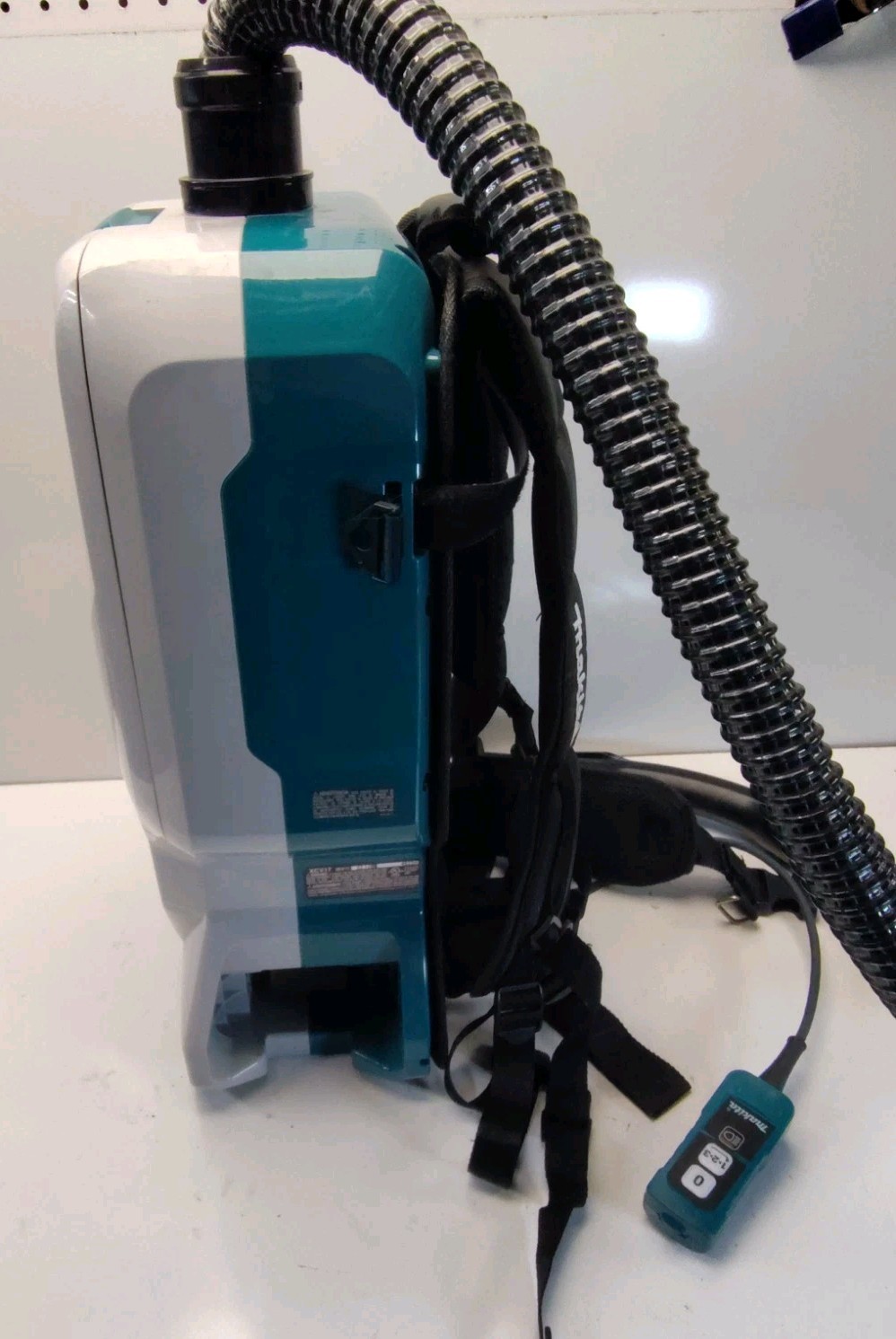 Makita XCV17Z 18V X2 LXT 1.6 Gallon Backpack Dry Vacuum & Charger w/ Batteries