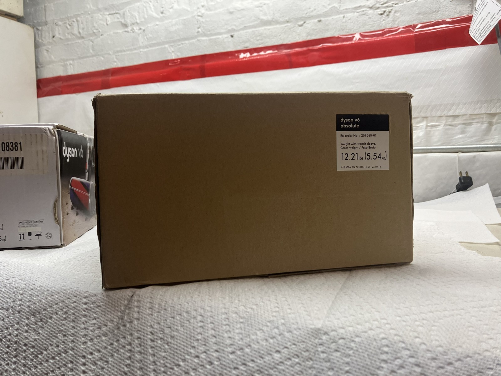 New Dyson V6 Absolute Nickle/Red Cordless Stick Vacuum Cleaner In Original Box