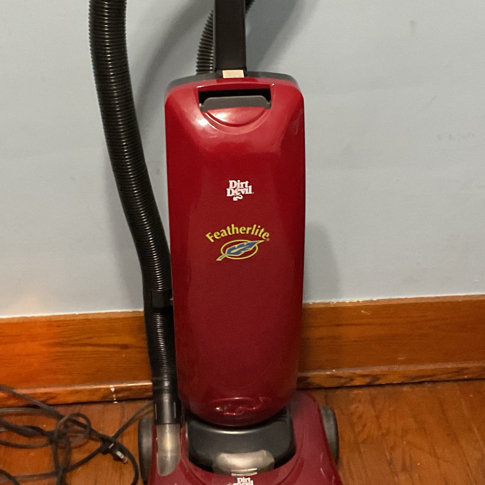 Dirt Devil Featherlite Upright Bagged Corded Vacuum 120V 0885 Red/Black
