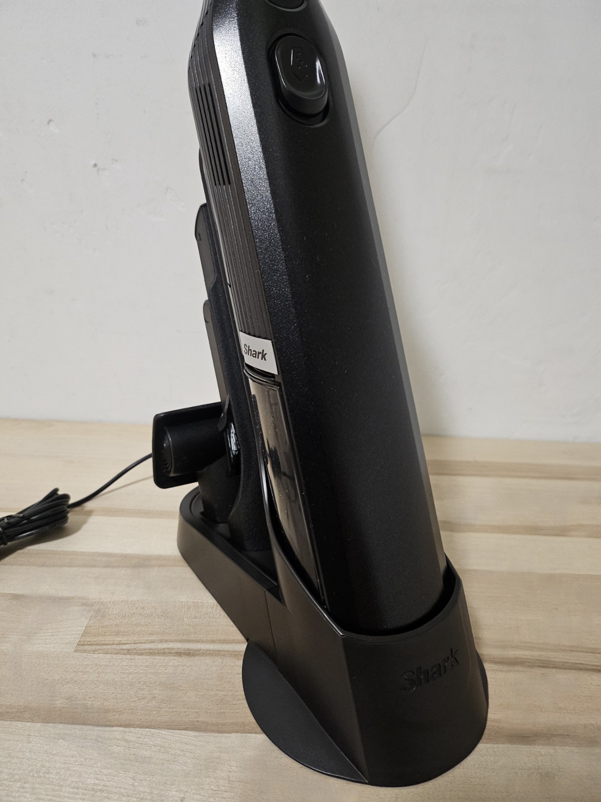 Shark WANDVAC – Lightweight Cordless Handheld Vacuum w/ Brush WV201 – Black
