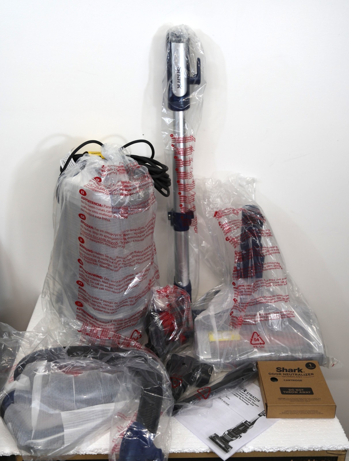 Shark Stratos AZ3002 TruePet Upright Vacuum – Blue