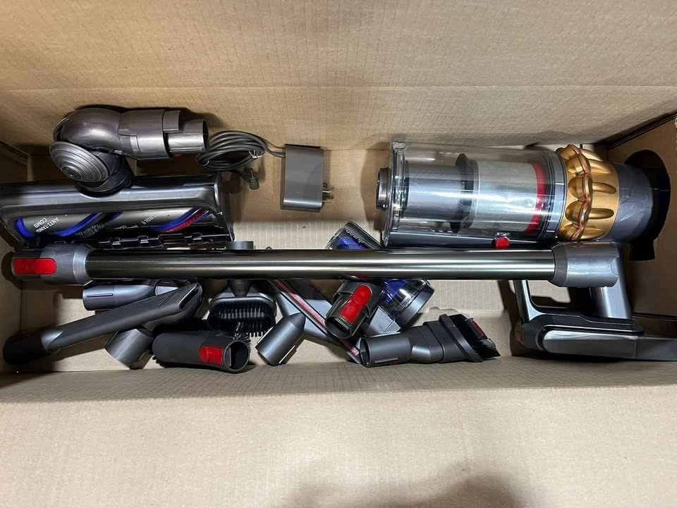 Dyson V15 Detect Cordless Stick Vacuum Cleaner with Extra Attachmnets