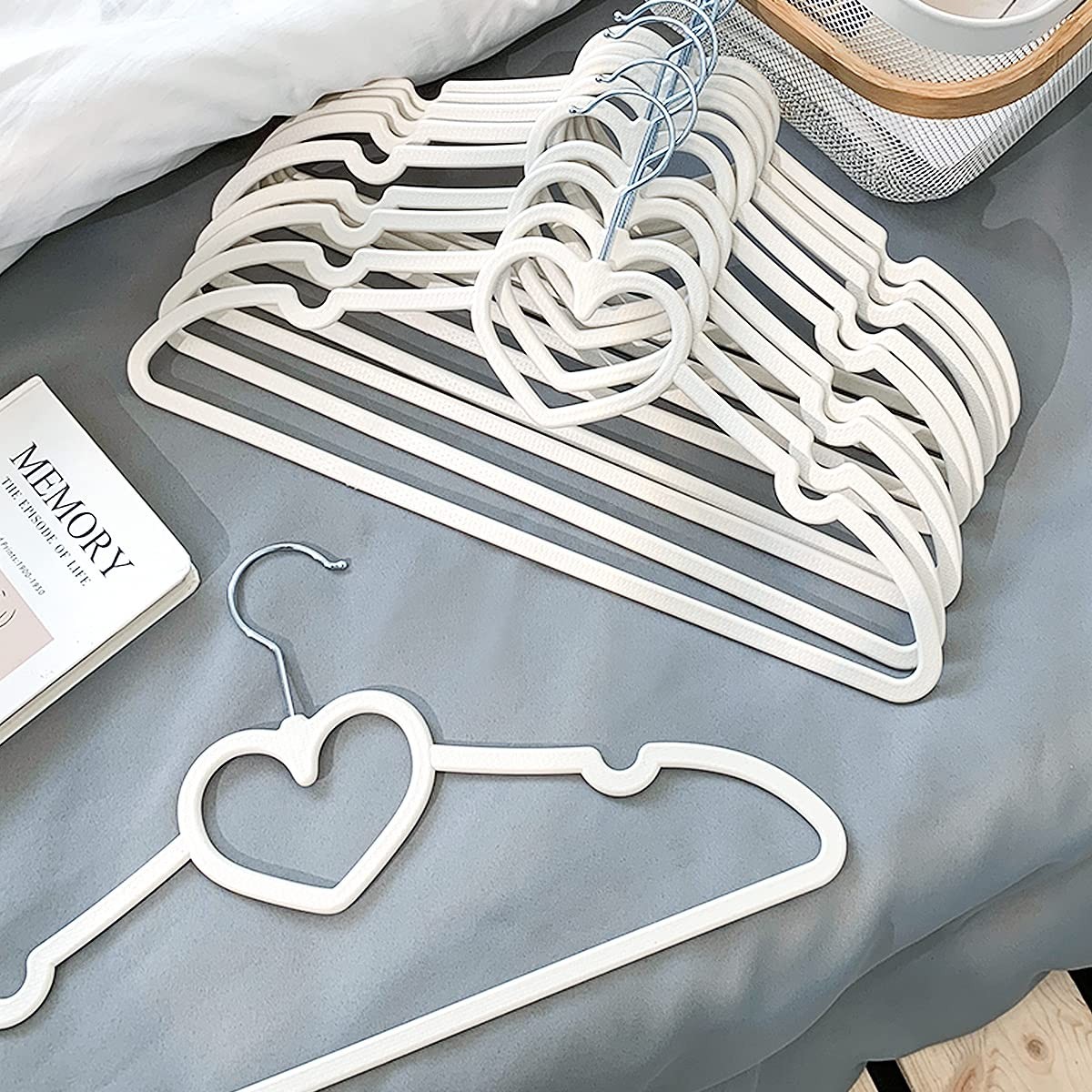 Cute Plastic Hangers 20 Pack Ultra Thin Space Saving With 360 Degree Swivel Hook