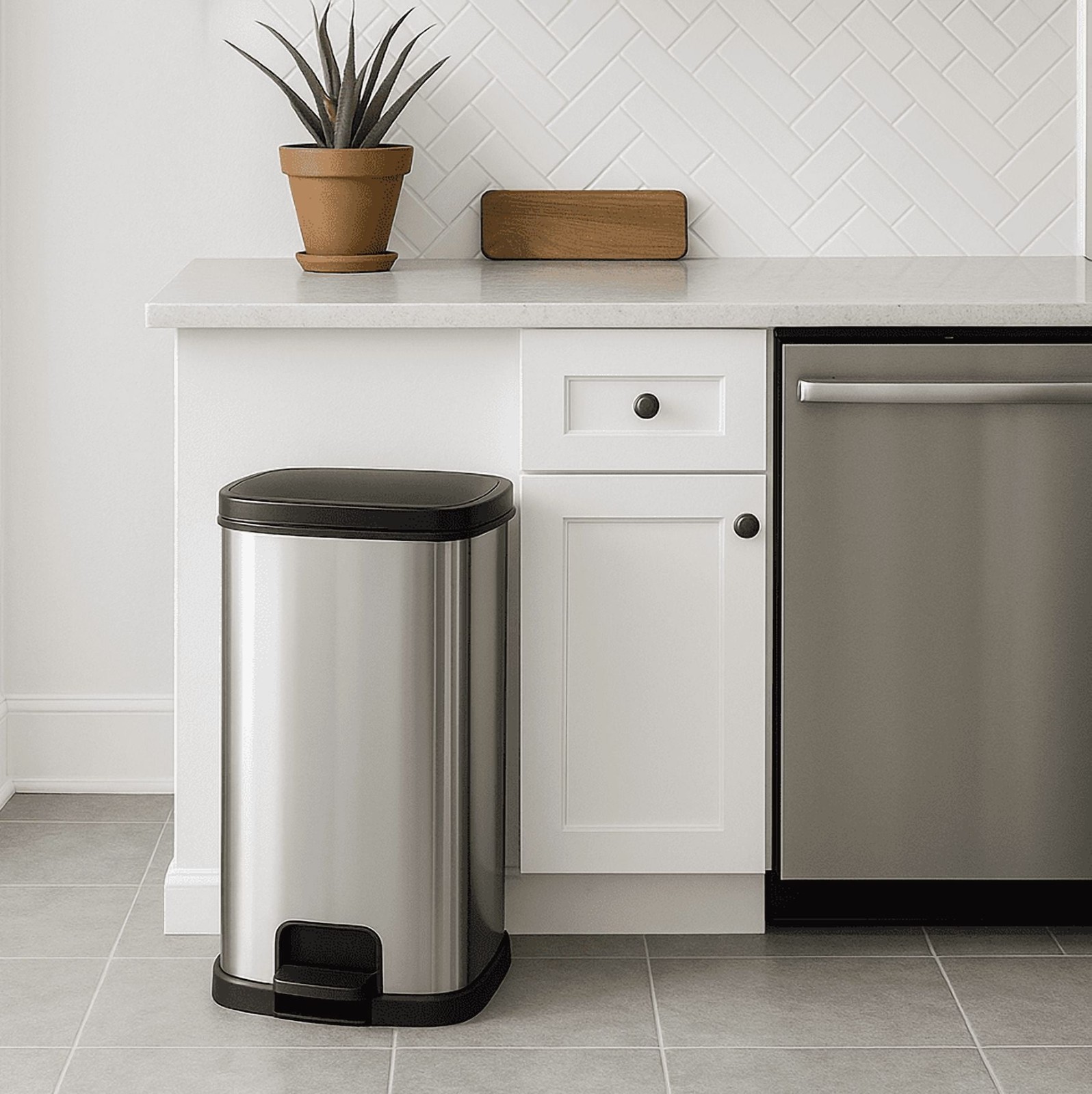 Mainstays Kitchen Trash Can, 13.2 Gallon Plastic Step Garbage Bin with Lid, Sil