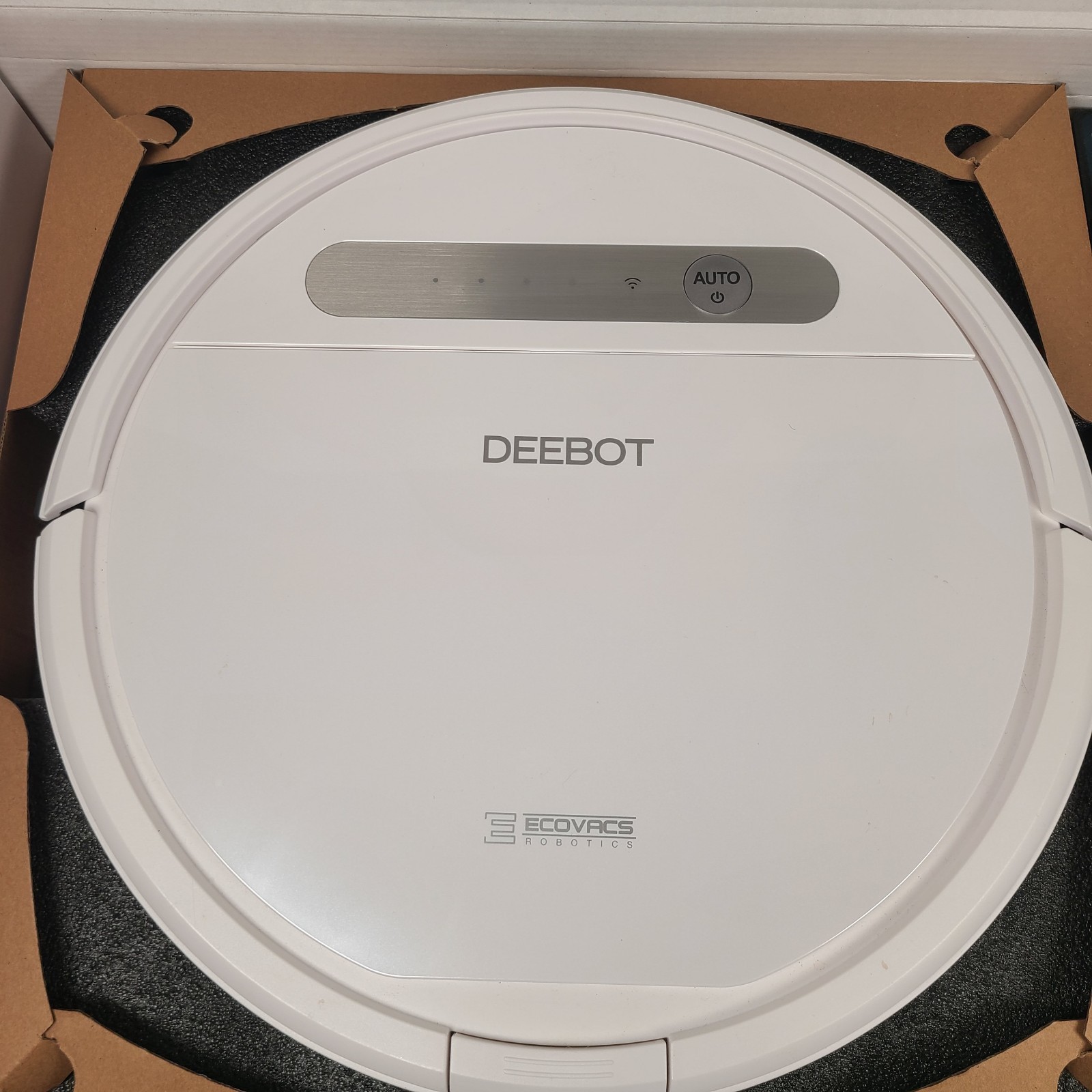 Ecovacs Deebot Ozmo 610 Robot Vacuum for Carpet, Bare Floors in box