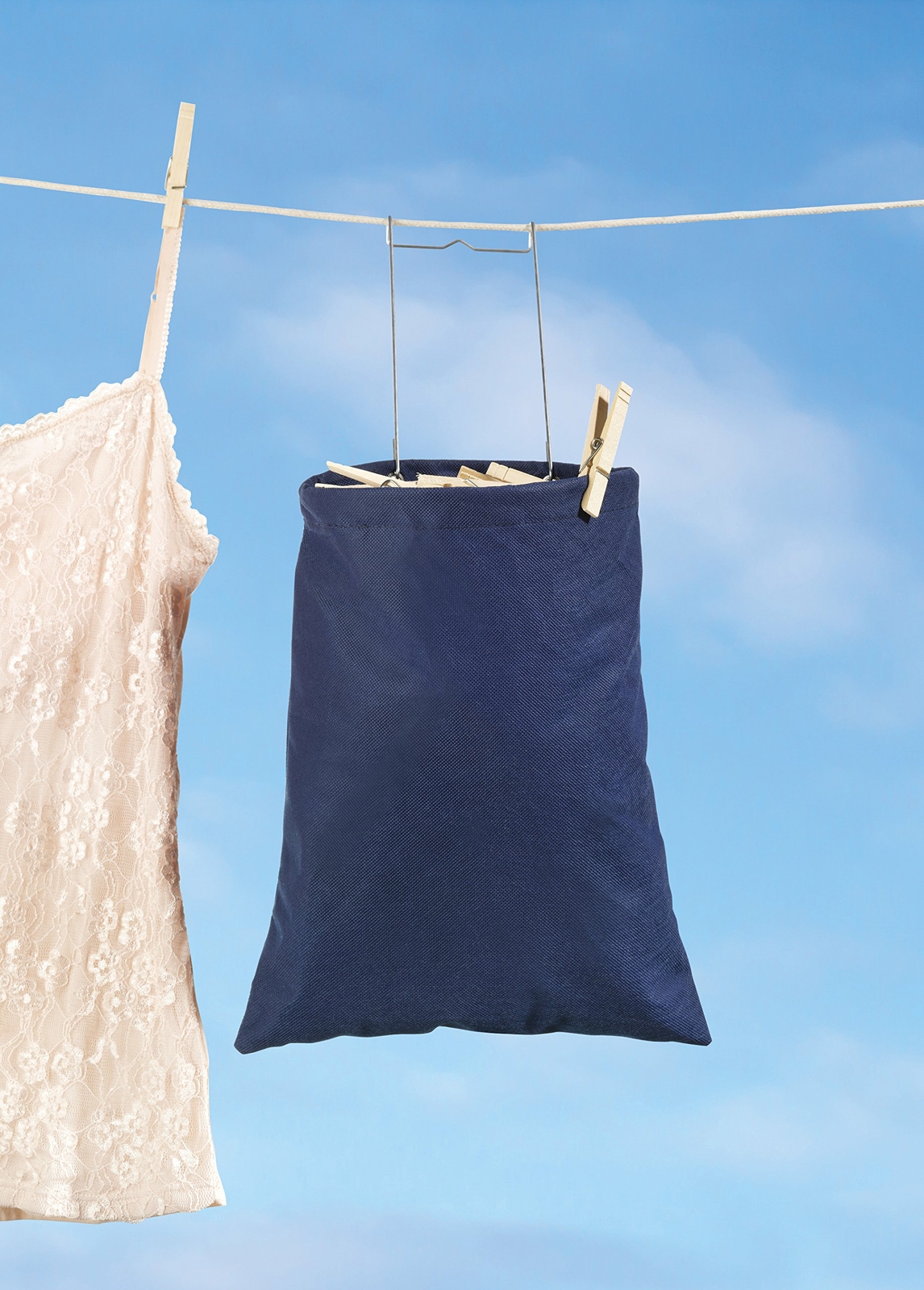 Whitmor Hanging Clothespin Bag Holds 200 Laundry Clothes Pins Indoor / Outdoor