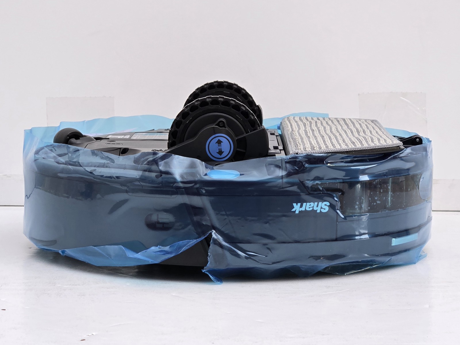 Shark PowerDetect UV Reveal 2-in-1 Robot Vacuum & Mop RV3020XE