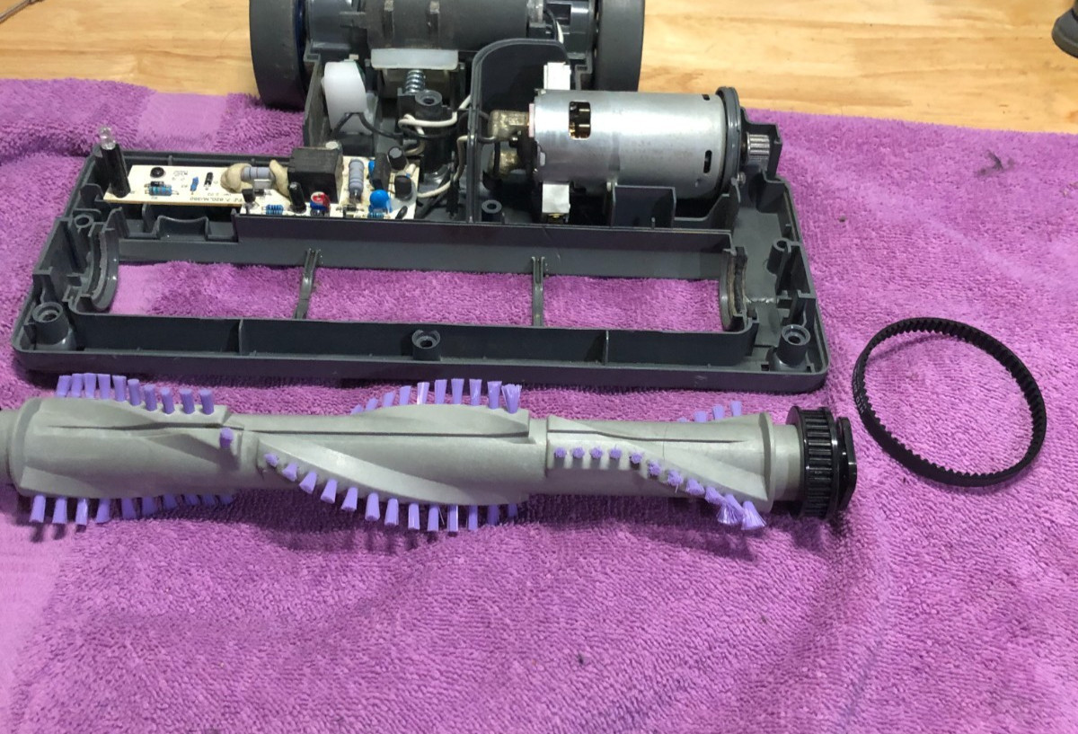 Shark NV360 Upright Vacuum Navigator Lift-Away Deluxe with Large Dust Capacity